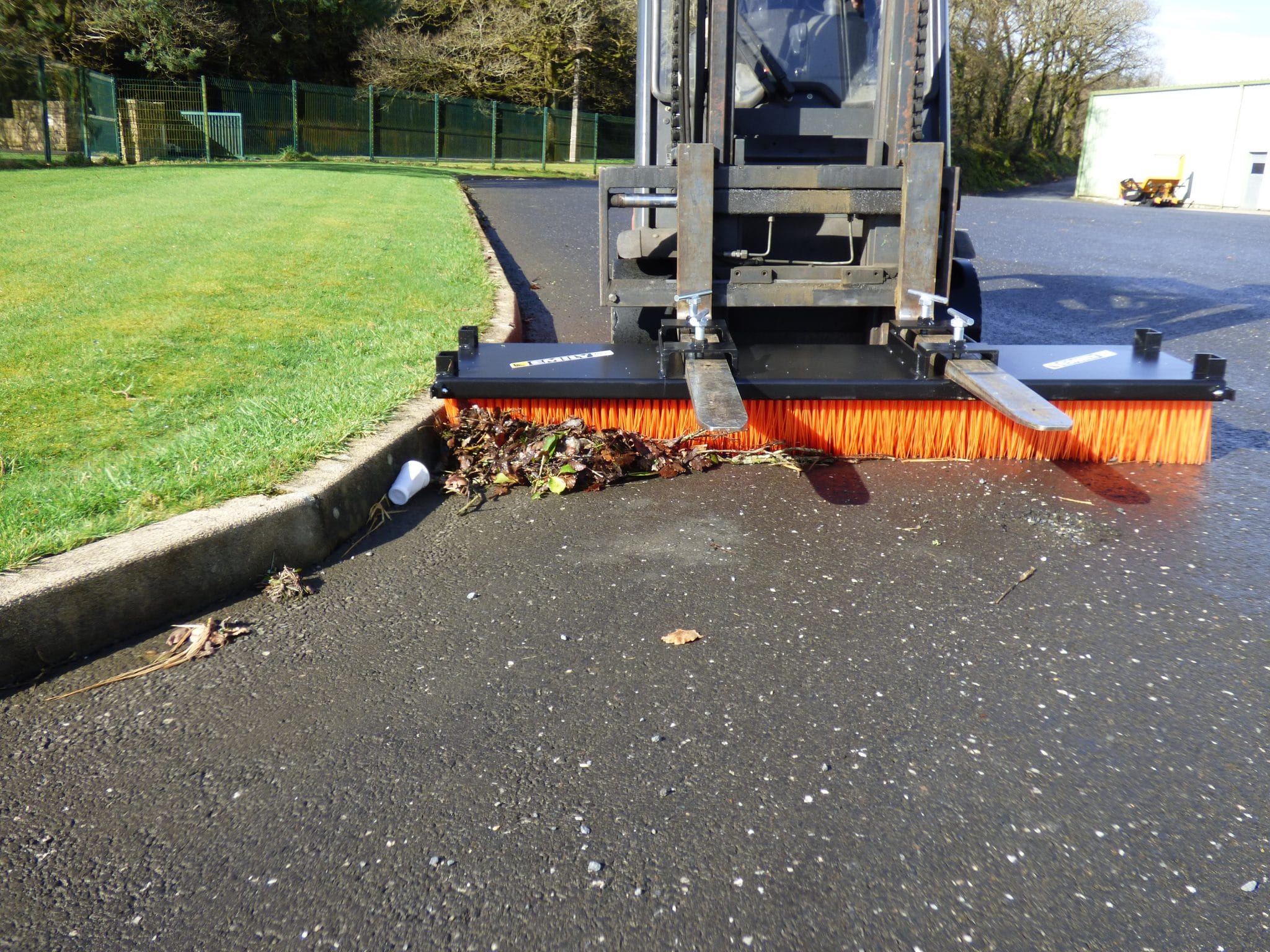 Balai pousseur Modulo'sweep adaptable sur fourches à palettes - Emily, 4 modèles disponibles, structure acier 5mm_2