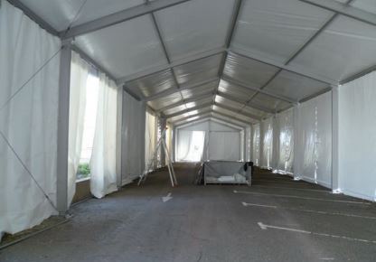 Tente de stockage fermée standard - structure fixe en aluminium - couverture unie - ancrage au sol avec platine - dimensions 15 x 8 x 2.30 m_2