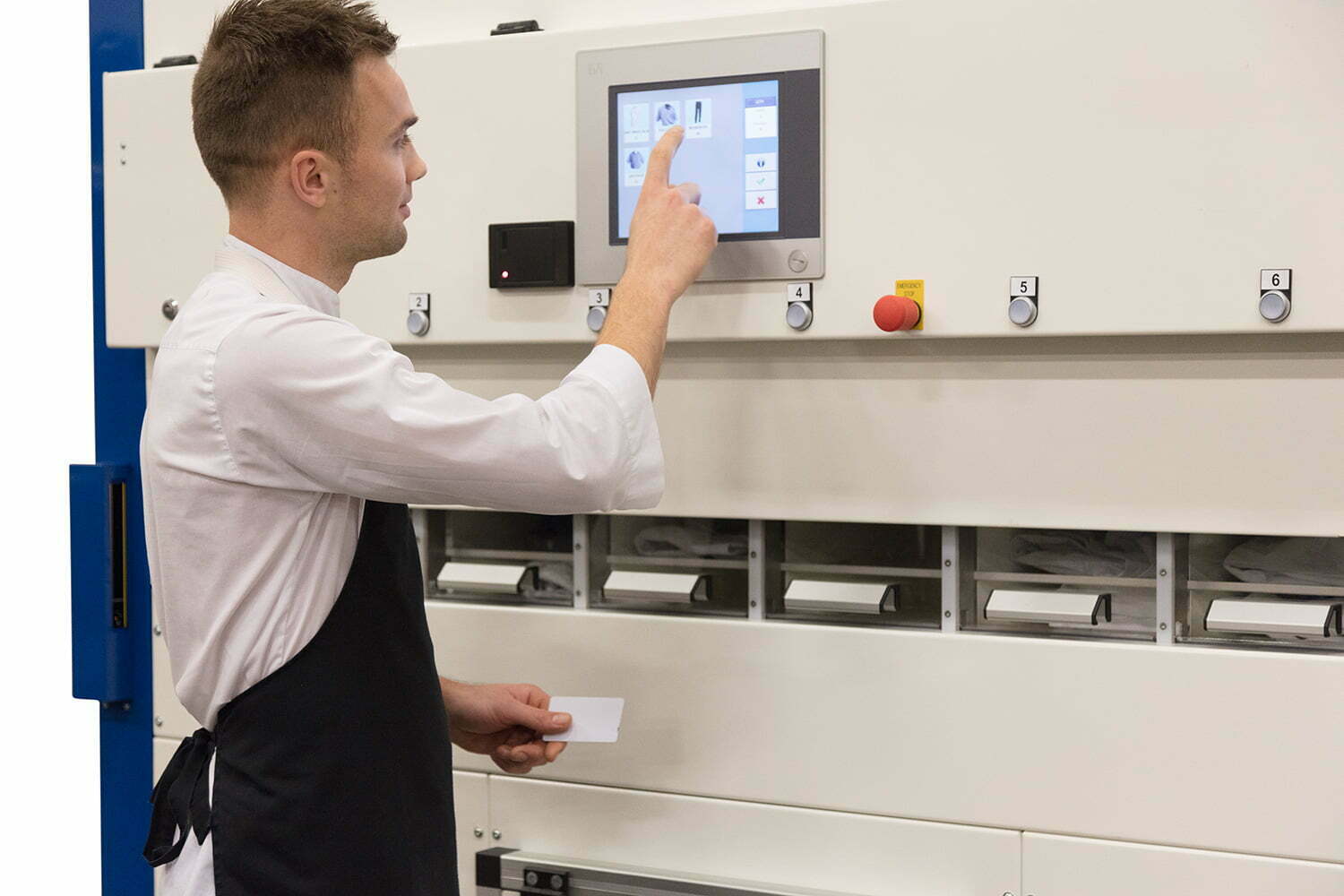 Distributeur automatique de tenues professionnelles pliées - SIZER - idéal pour les établissements avec peu d'espace, gestion intelligente et traçabilité RFID_2