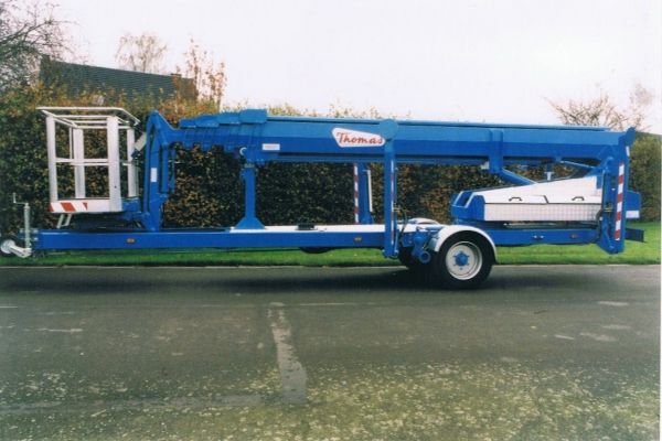 Nacelle télescopique tractable avec supports hydrauliques et panier en aluminium