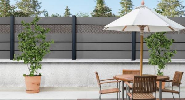 Clôture composite en PVC et cosse de riz - Insert aluminium et bandeau imprimé - Gamme BARCELOS_2