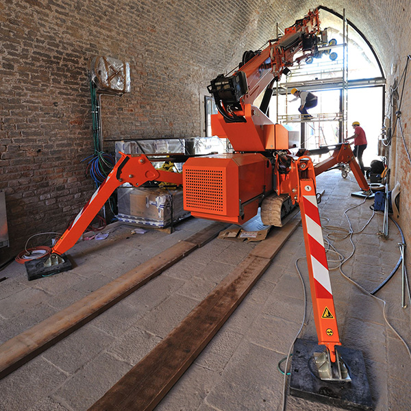Mini-grue araignée télescopique sur chenilles idéale pour les petits chantiers ou les grands travaux - jekko spx 527_2