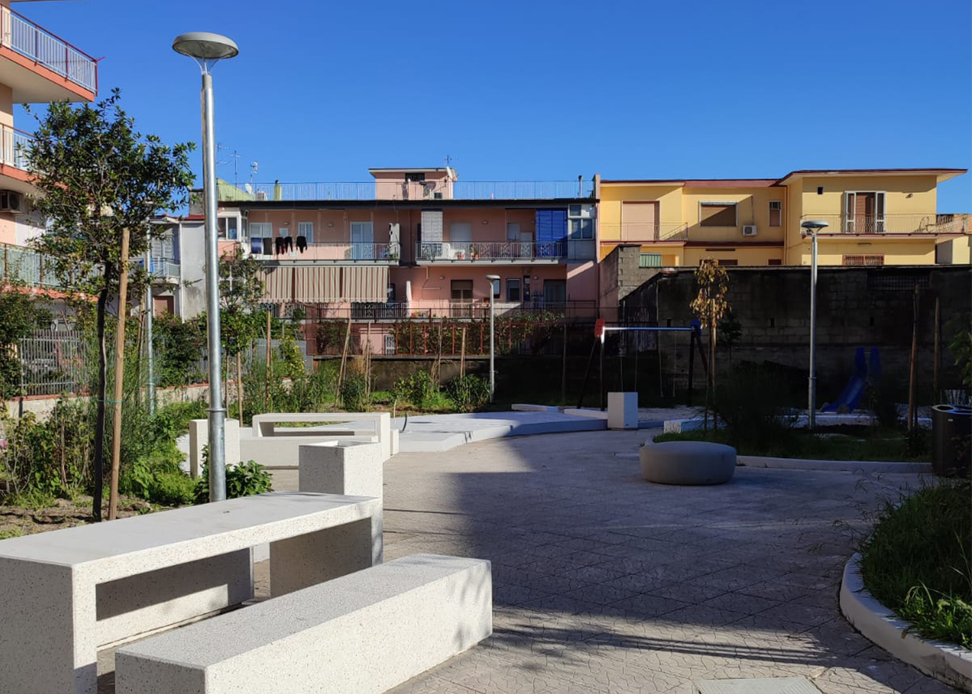 Table kube UM372M - béton préfabriqué gris granite aspect lisse_2