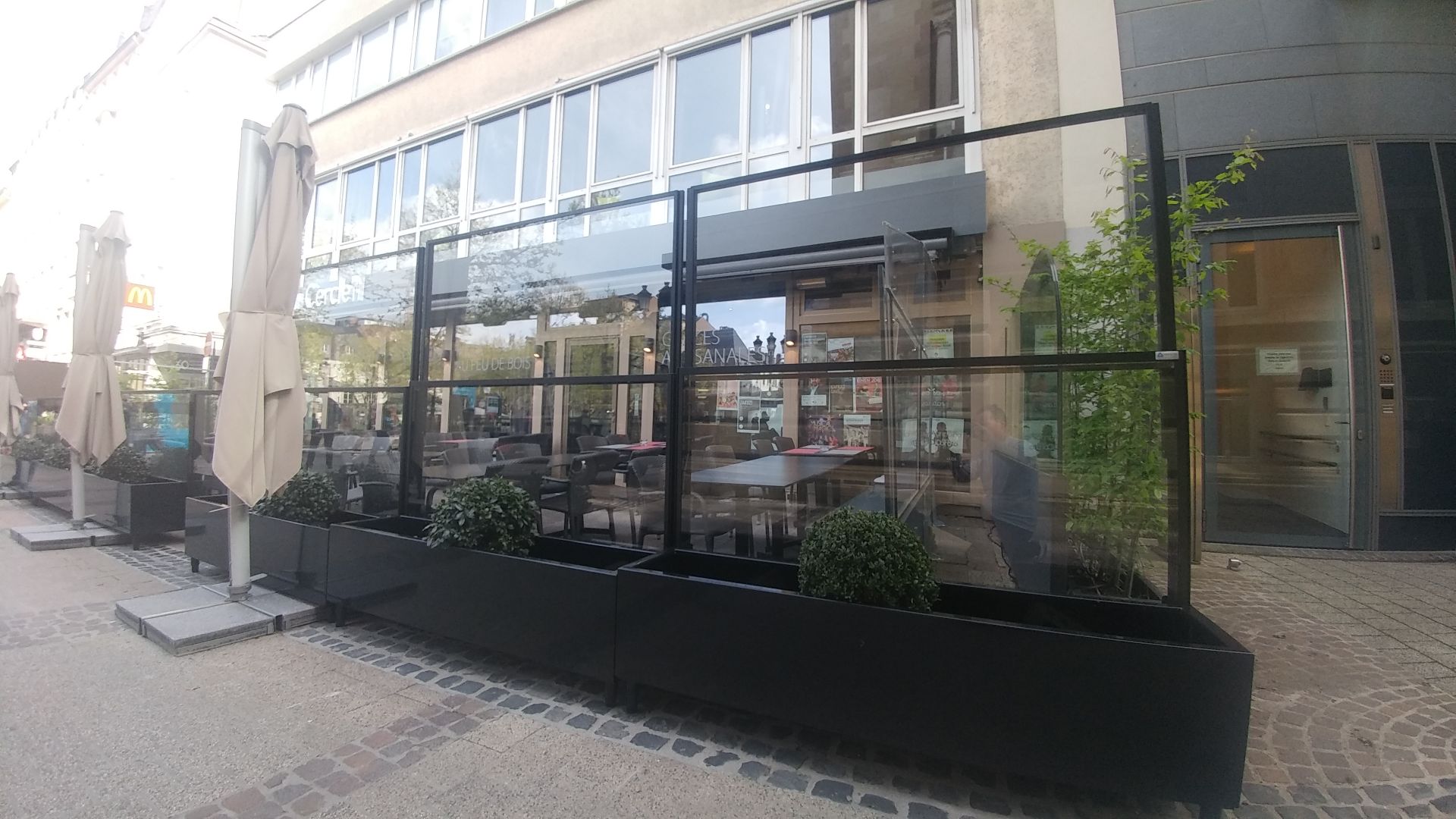 Bordure végétale avec paravent et bac jardinière