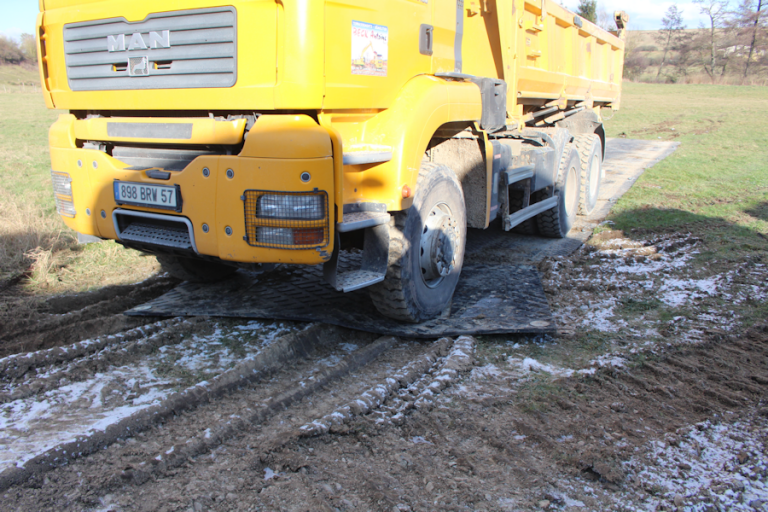 Plaque de roulage lourde, pour créer des aires de manoeuvre aux gros engins de tp (semi-remorques, grues automotrices, pelles hydrauliques sur pneus) - roadmat_2