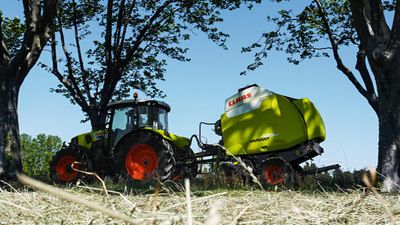 Claas Variant 480 avec rotor hélicoïdal pour flux de matière homogène