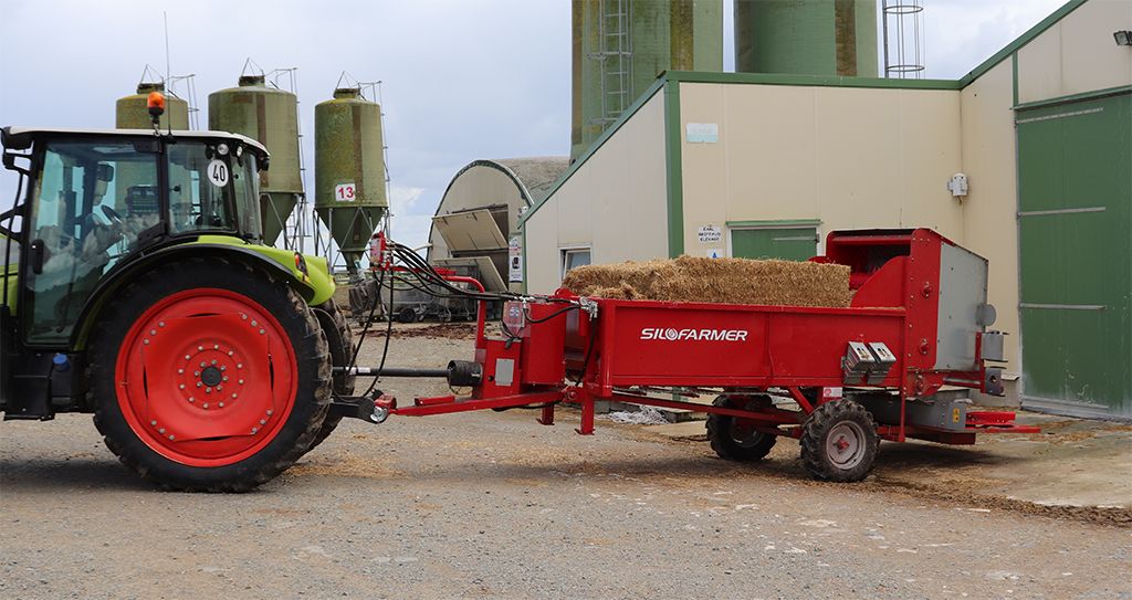 Distributrice de foin avec goulotte latérale ou orientable