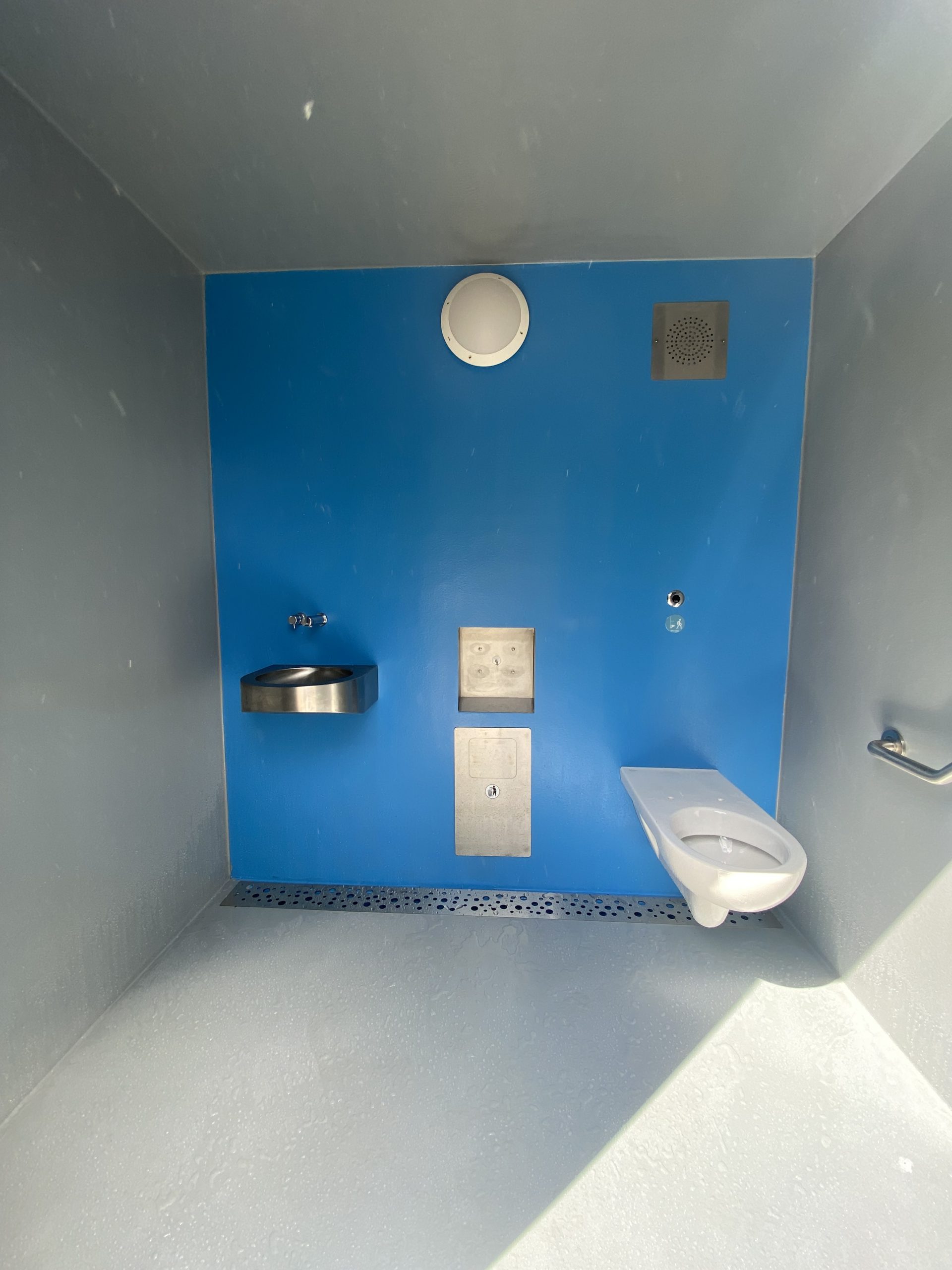 Cellule PMR avec une cabine WC et un mur urinoir et un local technique  - référence 2072_2