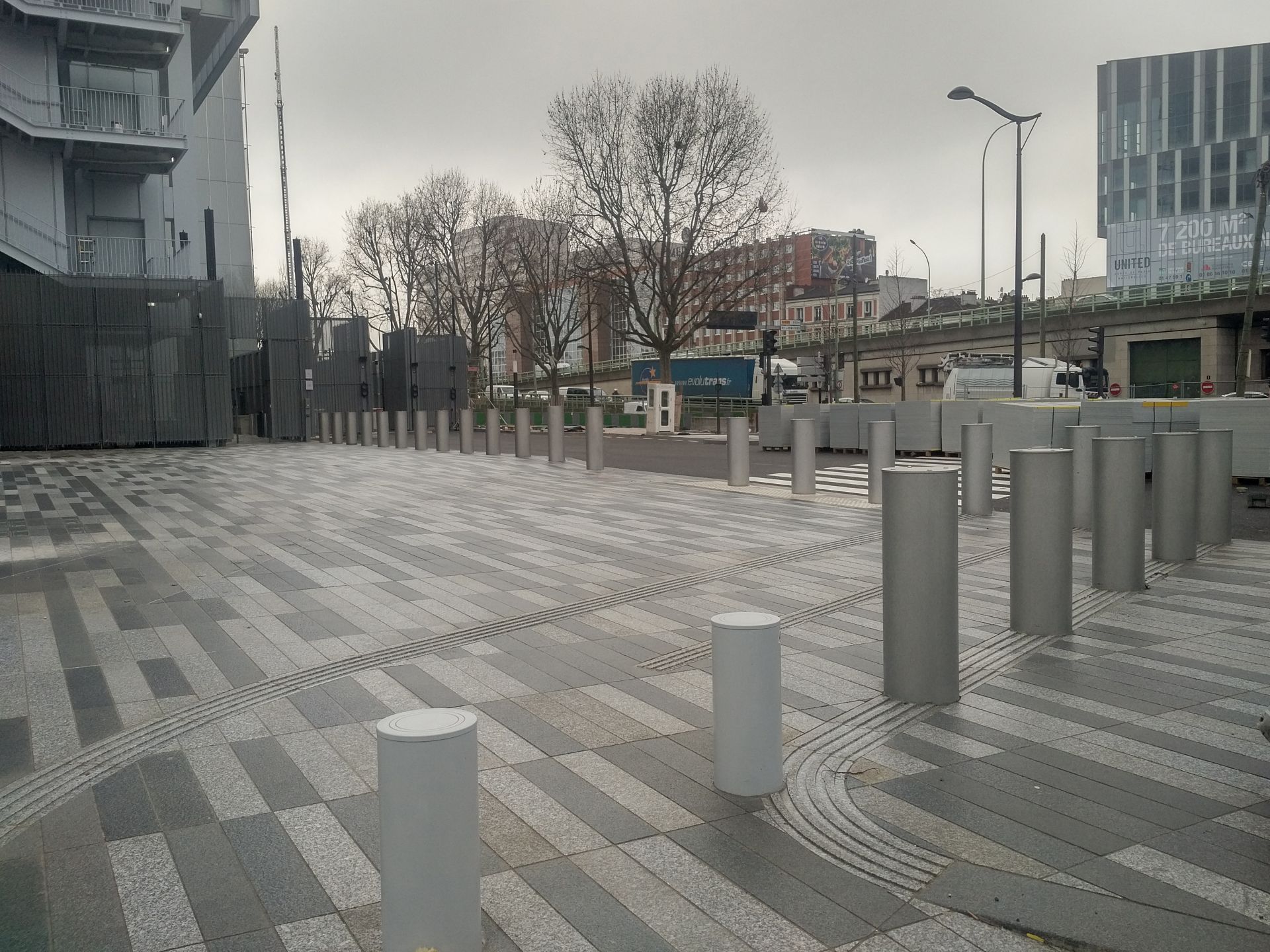 Borne fixe anti-véhicules bélier en acier hauteur 600 mm ø250 mm - F25-60C80_2