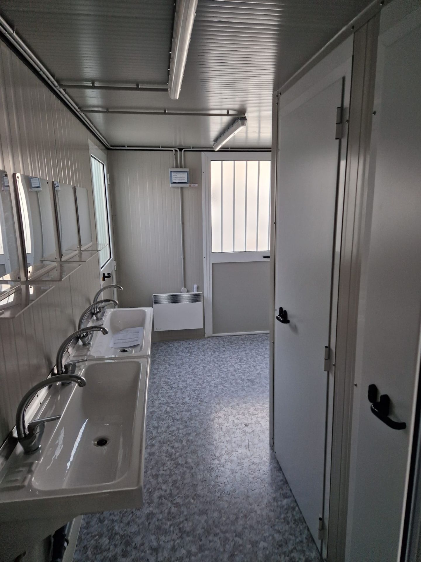 Bungalow sanitaire de chantier DX, avec 2 lavabos, 2 douches, 1 urinoir et 2 wc à l'anglaise - Jusqu'à 12-20 personnes_2