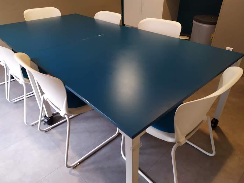 Table de bureau professionnelle Steelcase d'occasion - design carré, surface bleue, pieds blancs, à roulettes_2
