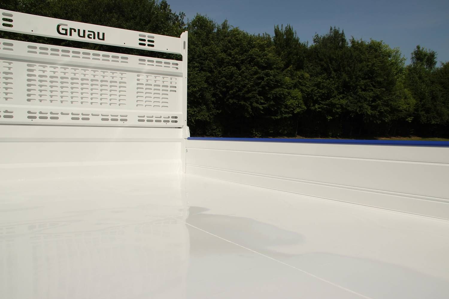 Benne acier avec fond plat facilitant le chargement et déchargement