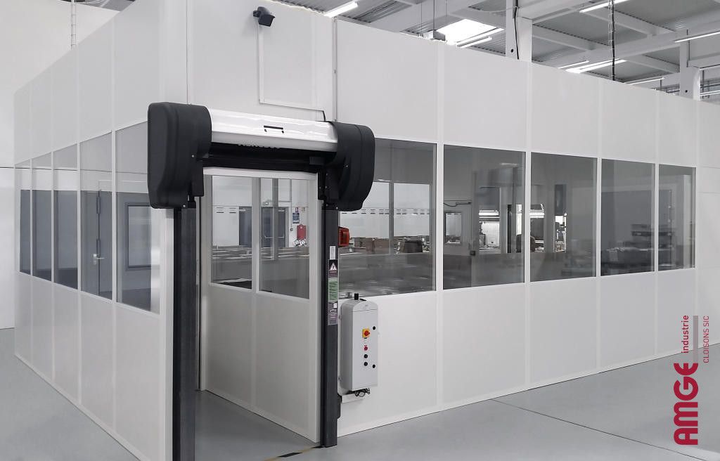 Bureau modulaire avec panneau monobloc plein adapté aux ambiances agressives_2