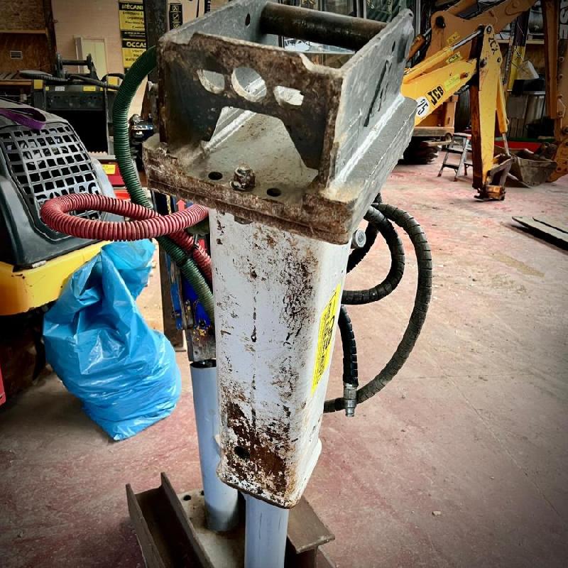 Marteau brise roche hydraulique BRH pour pelle 2 a 4T_2