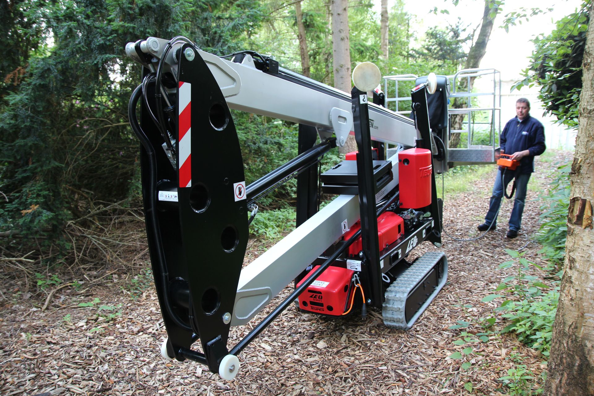 Nacelle araignée LEO15GT - Hauteur 14,7m - Déport 7,6m - Capacité panier 200kg - Motorisation électrique et diesel_2