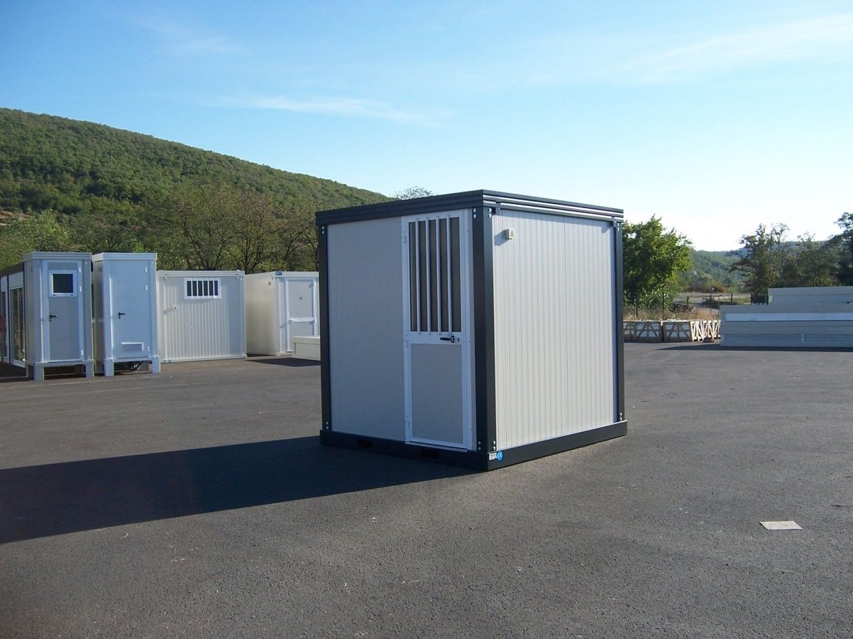 Bungalow sanitaire de chantier avec 2  WC à l'anglaise, un urinoir et un lave main - SSU_2