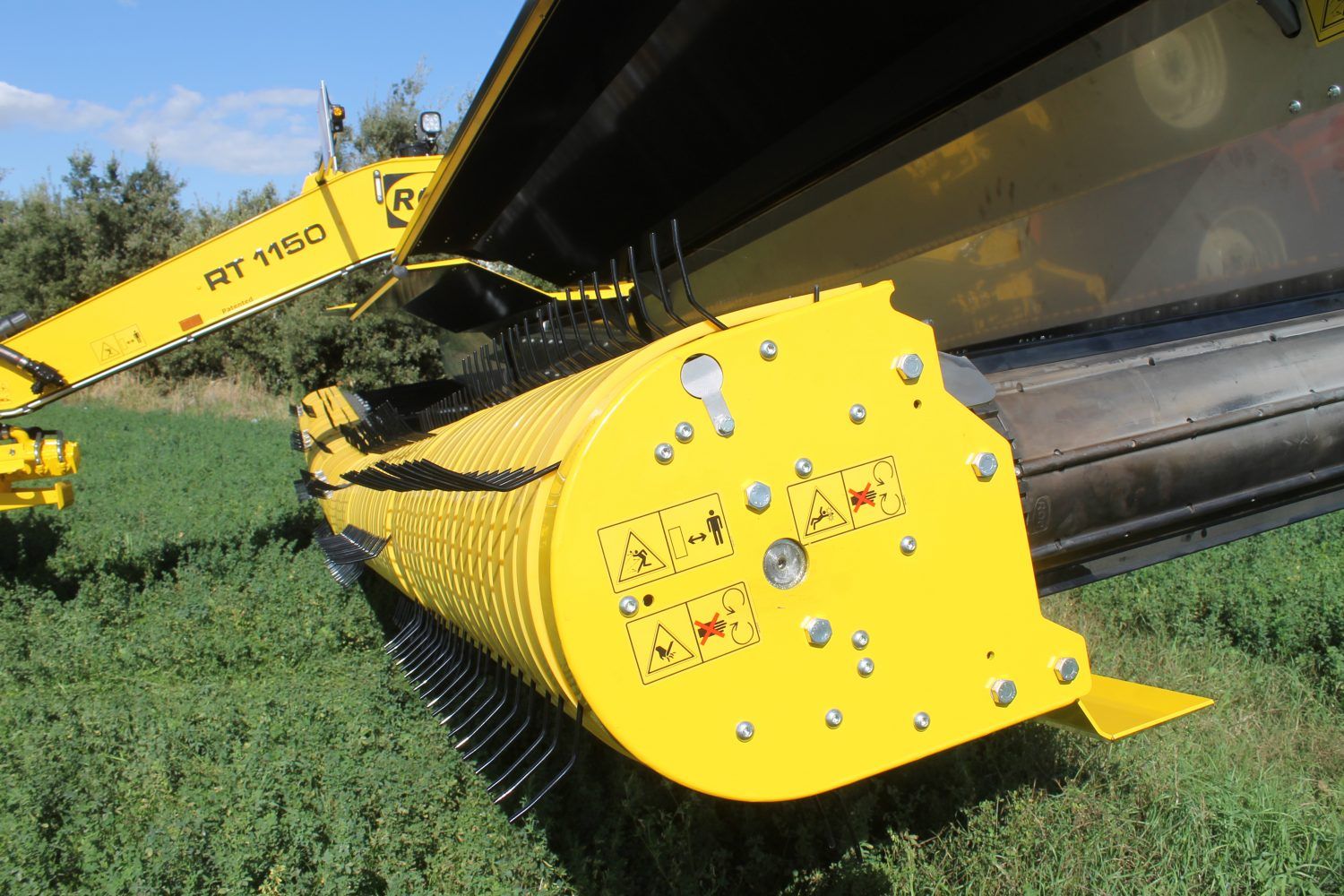 RT 1150 - Andaineur à tapis ROC SRL - Système révolutionnaire de ramassage avec un tracteur de 100 HP pour andains tous les 10 mètres_2