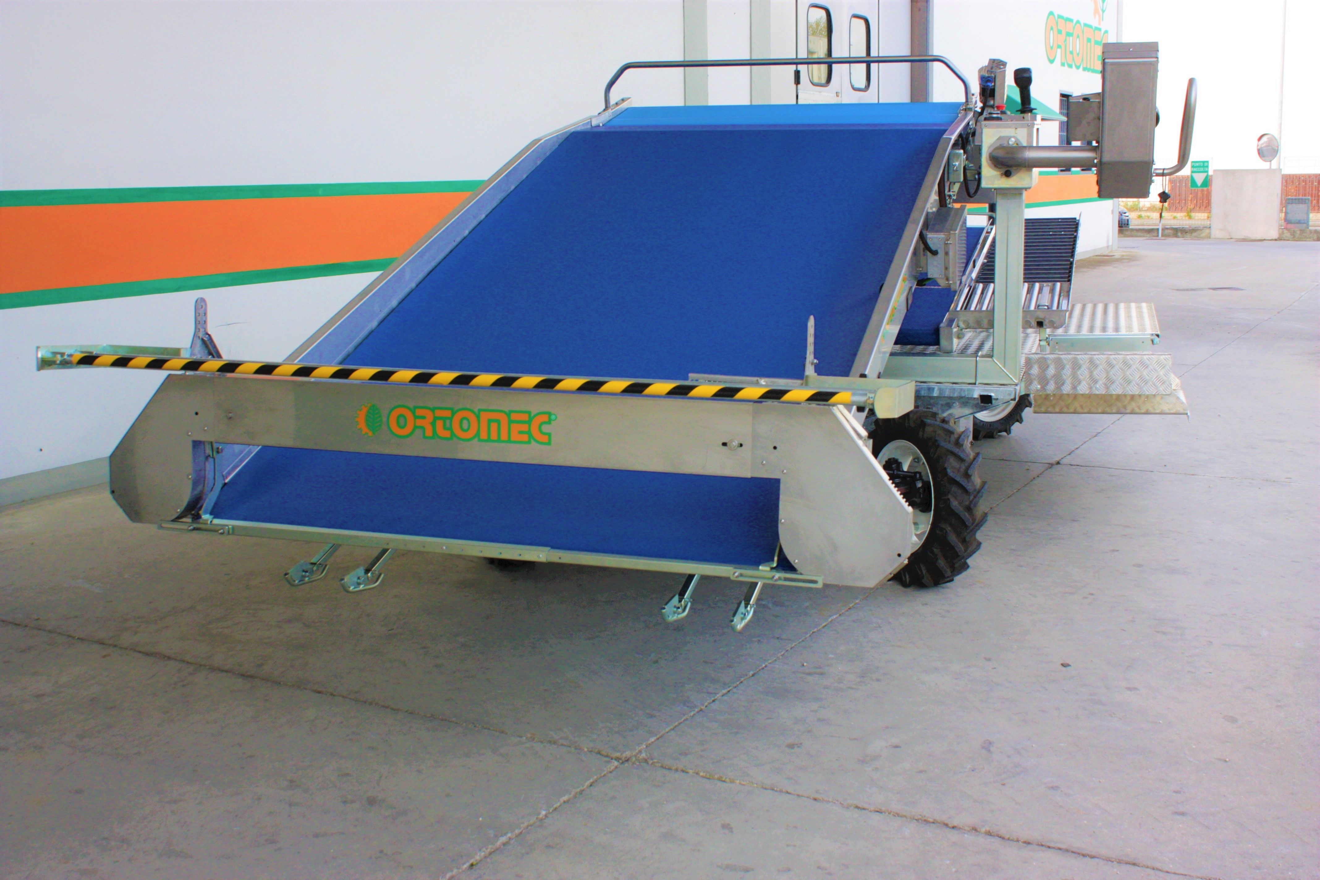 Récolteuse de légumes 8450 electro - Ortomec SRL - largeur de la tête de récolte 130 à 180 cm - double essieu directeur et batteries 24V_2