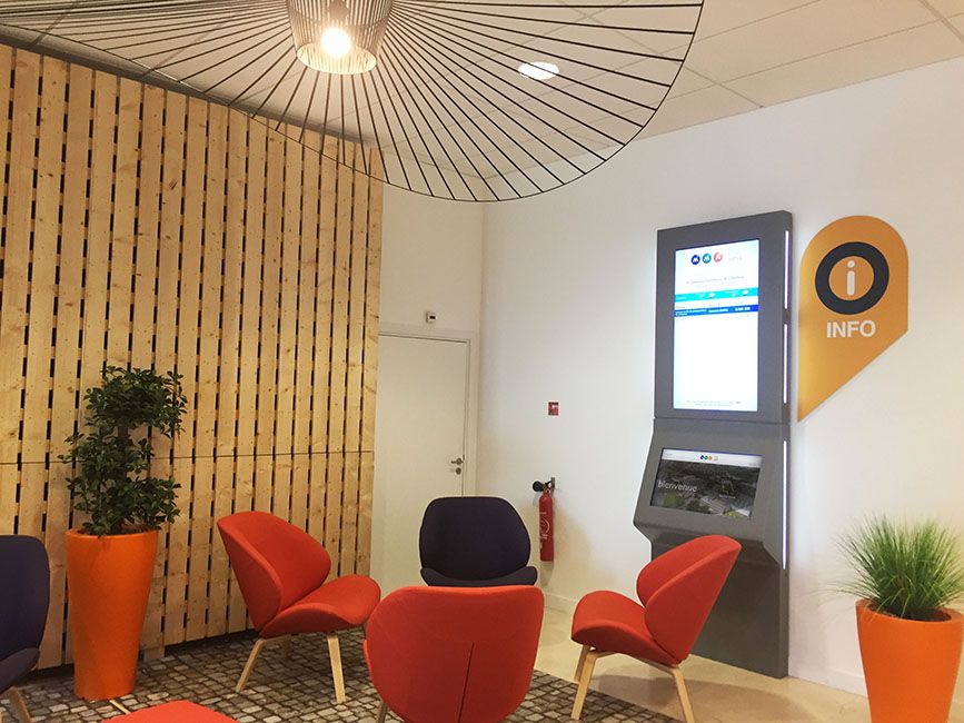 Borne interactive indoor - ViaDirect Wally - écran 22 à 49 pouces, options NFC et QR code_2