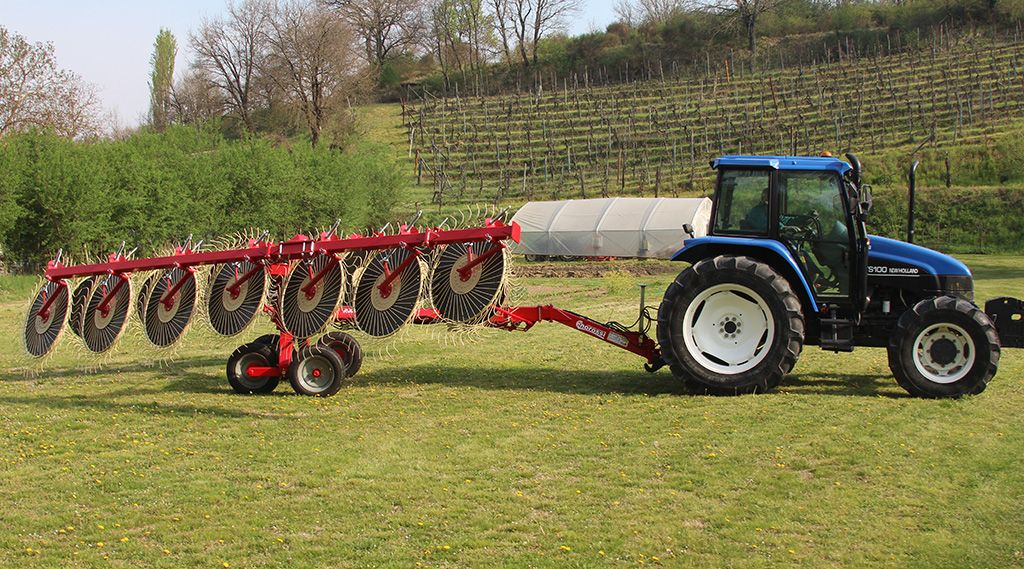 Râteau Maximus Rake avec fonctions pilotées depuis le tracteur