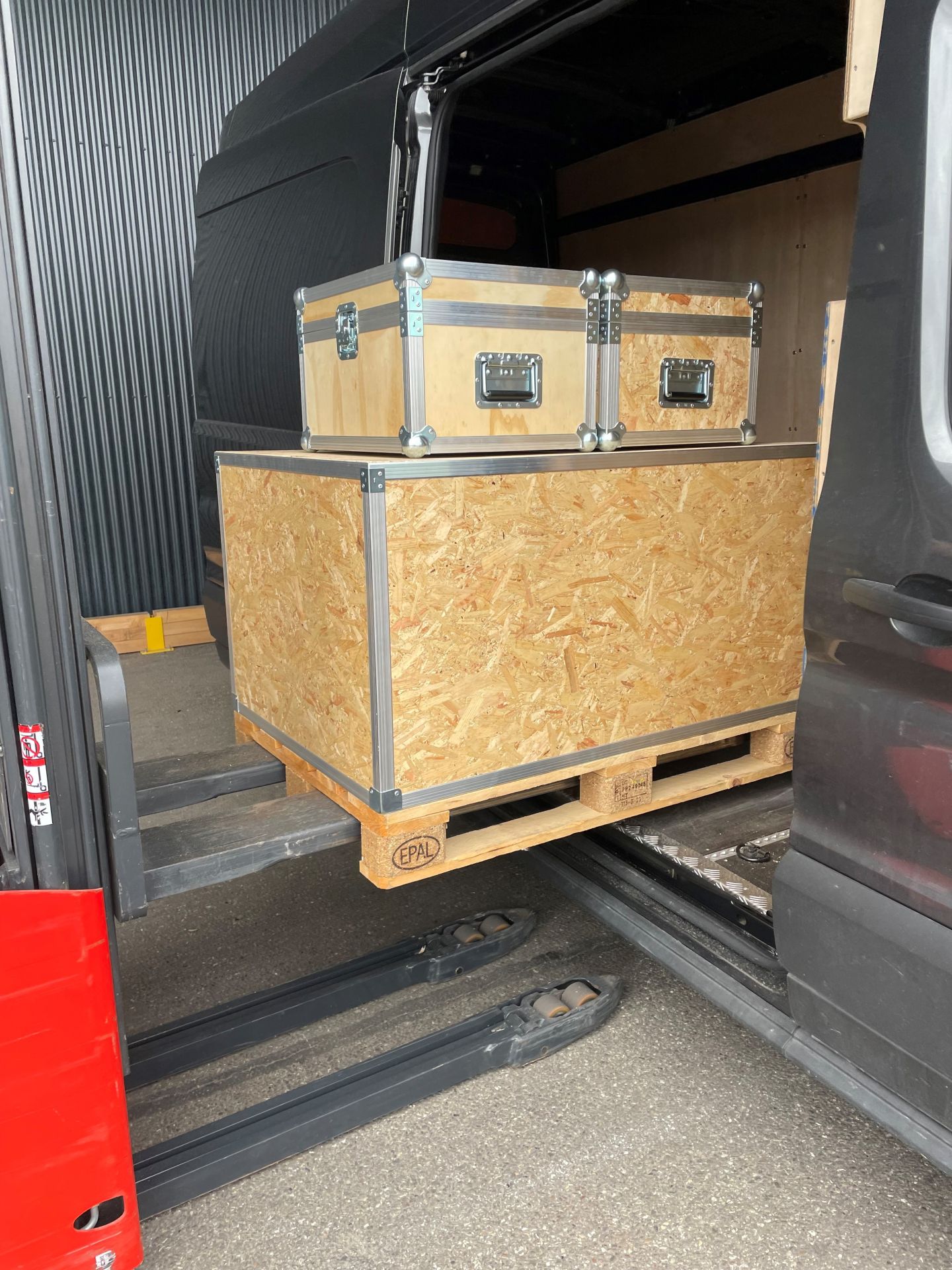 Caisse bois-aluminium sur mesure - Protection optimale et maintien sécurisé pour transport de matériel_2