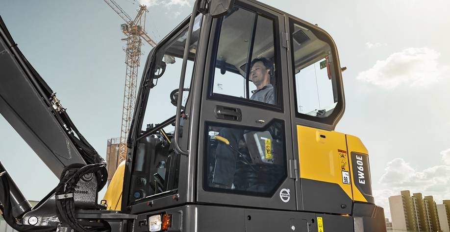 Performance hydraulique optimisée de la pelle EW60E