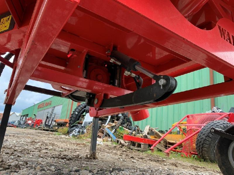 Machine agricole pour élevage avicole et bâtiments hors-sol