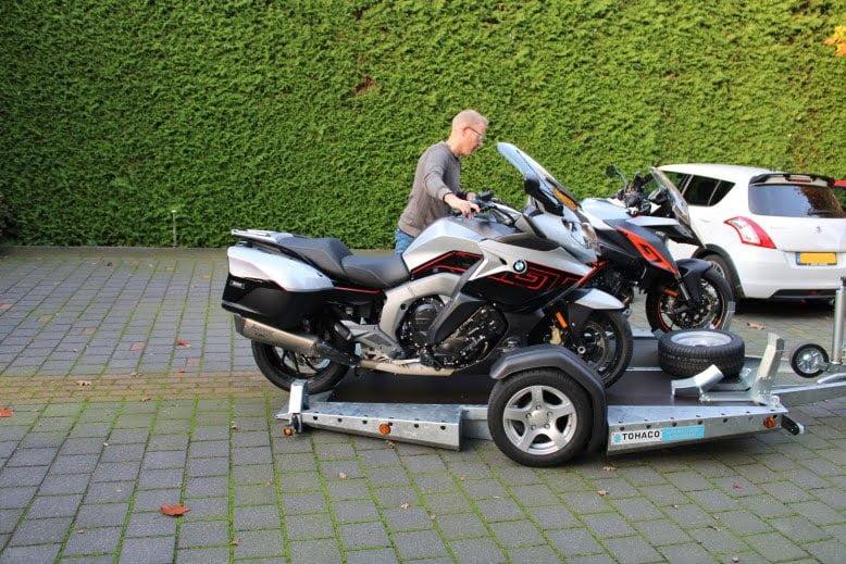 Remorque porte-moto abaissable - TOHACO MO116/2815 ECO - PTAC 1600 kg - 1 essieu freiné - Suspensions pneumatiques - SARIS_WOODY_BT75_2