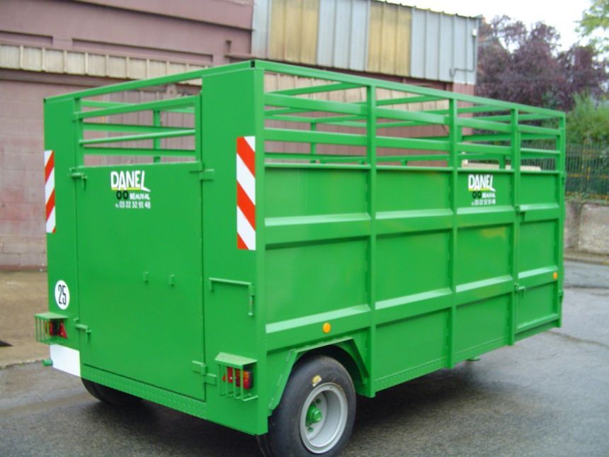 Bétaillère avec freinage hydraulique et éclairage protégé