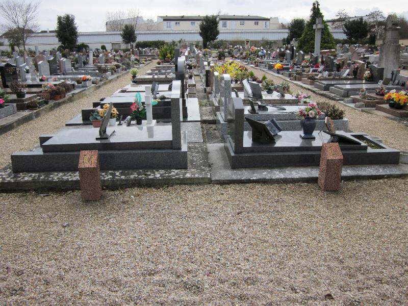 Bornes Signalétiques pour Cimetière en Granit - Éléments pratiques et symboliques_2