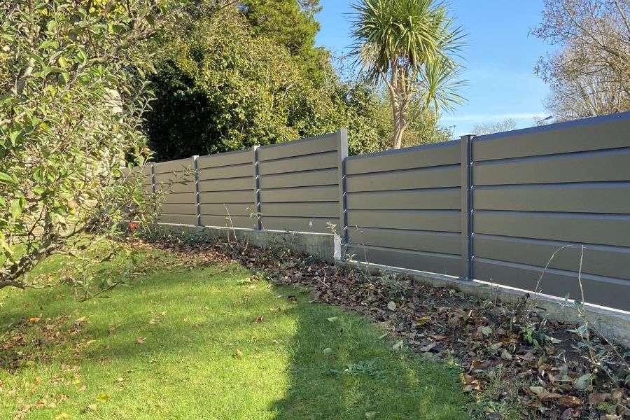 Clôture en aluminium facile à monter avec lames persiennes occultantes