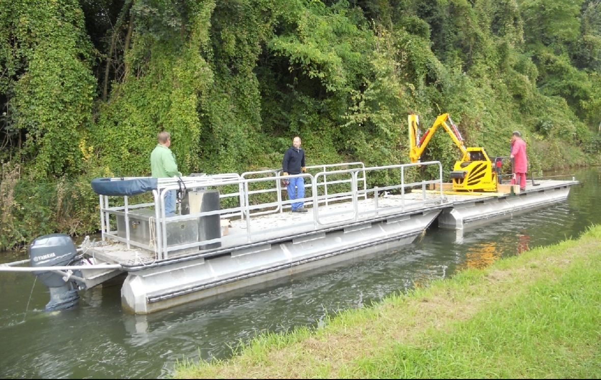 Taille-haie hydraulique sur bateau - Kirogn - mécanisation pour chantiers spécifiques_2