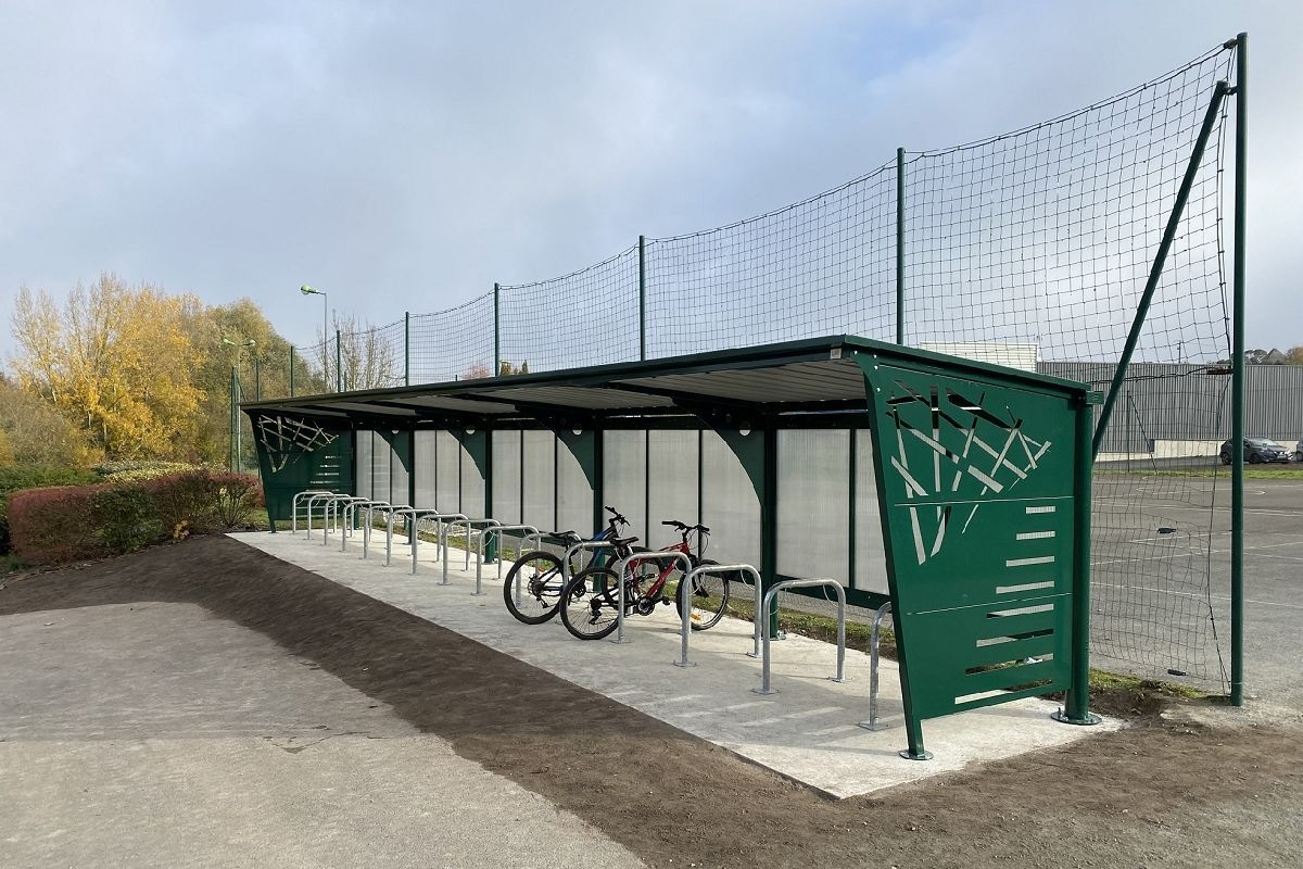 Abris 2 roues - Série PC - Toit plat pente arrière 5% - Sur mesure avec bardage et racks vélos en option_2