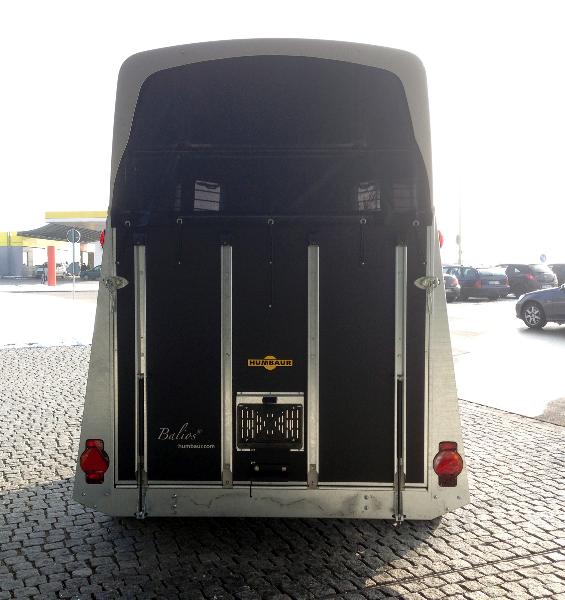 Van 2 places pour chevaux - HUMBAUR BALIOS AERO - Sécurité et confort optimisés_2