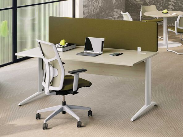 Bureau droit spacieux et moderne pour espaces professionnels_2