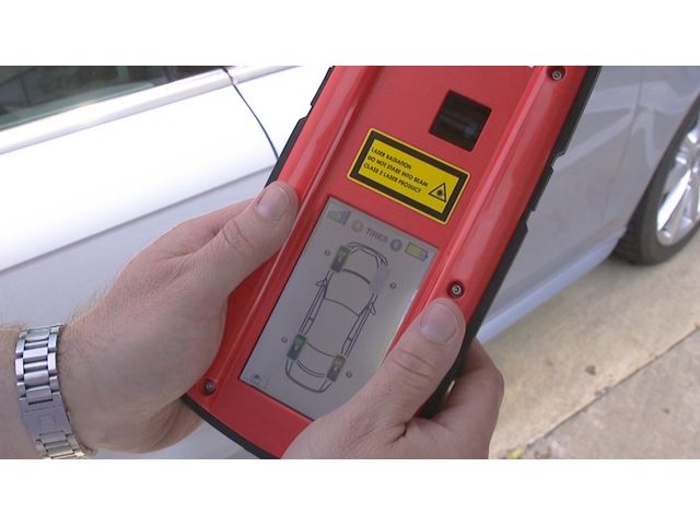 Scanner de pneus mobile Groove Glove - mesure de profondeur et diagnostic rapide et innovant_2