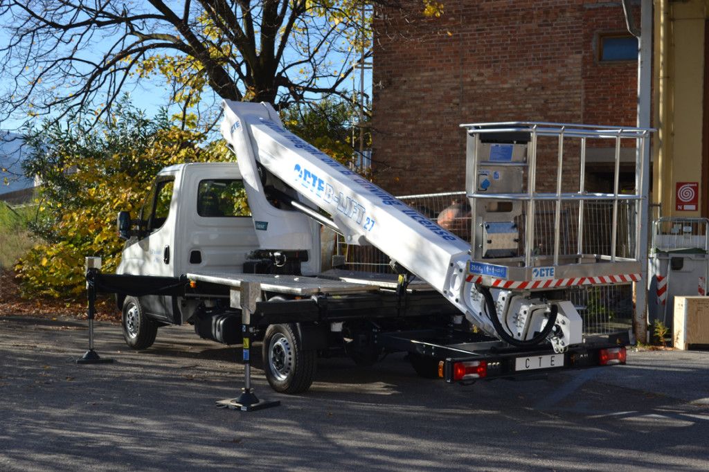 Plateforme élévatrice avec système de nivellement électronique du panier
