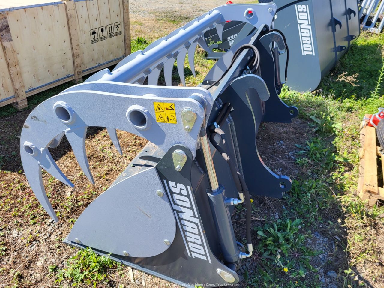 Godet avec grappin dents mécano soudées JCB Q-Fit - Largeur 2,4 m - Sonarol_2