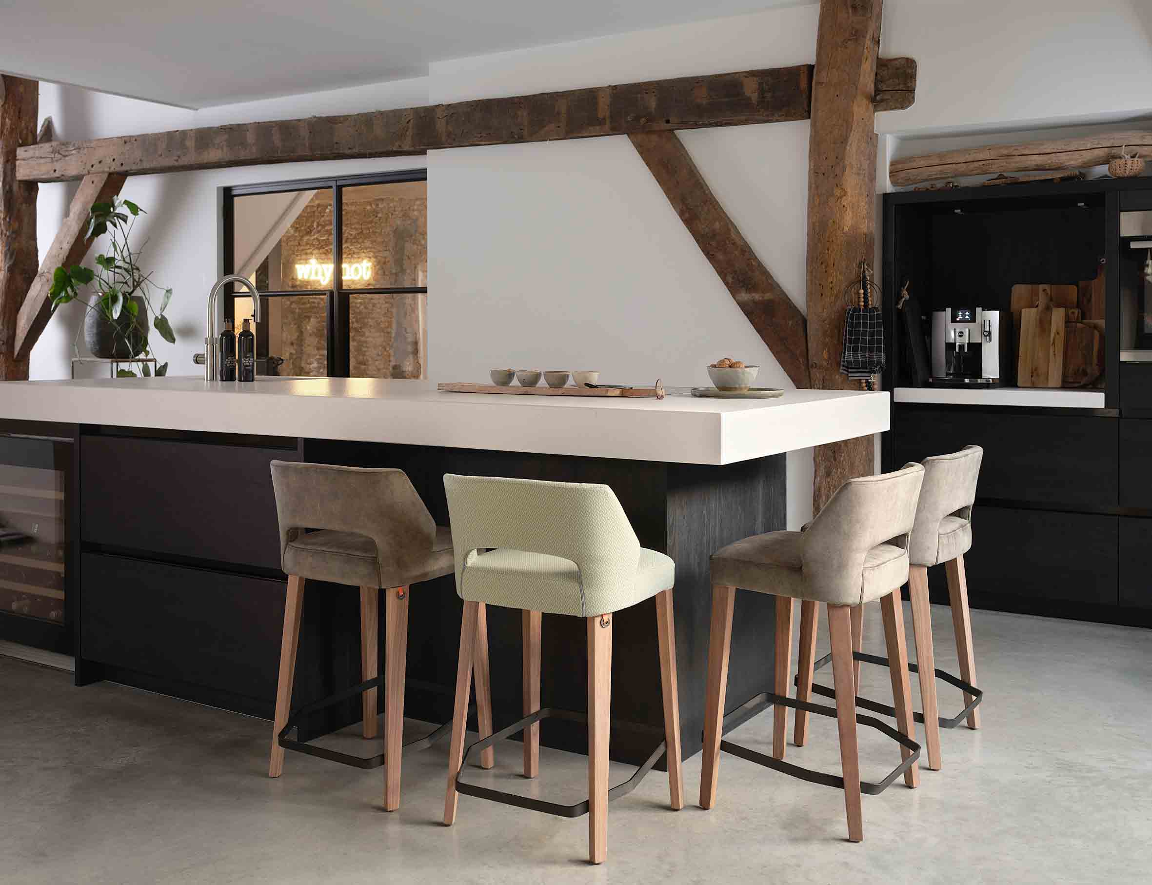 Tabouret de bar élégant et confortable pour espaces professionnels_2