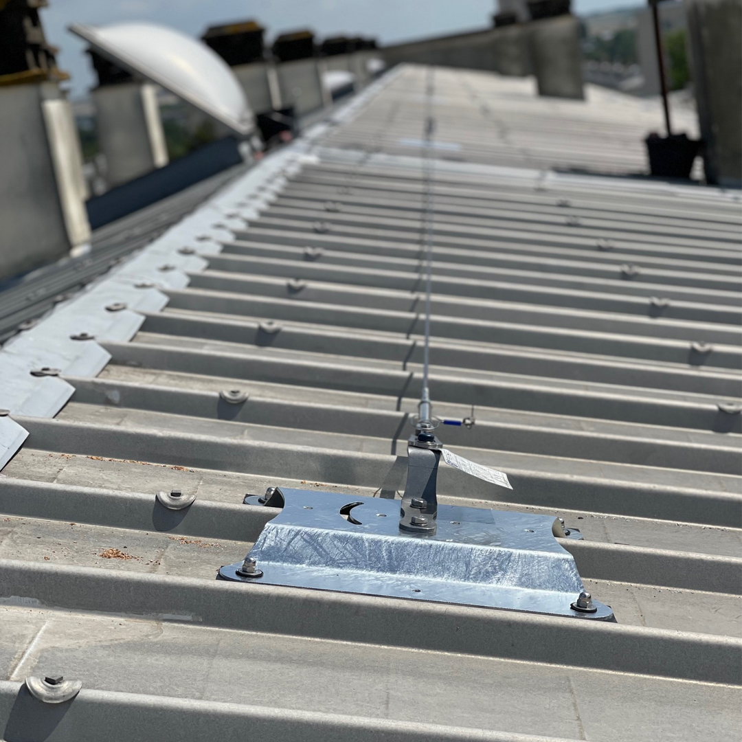 Ligne de vie sur toiture zinc - horizontale uniquement - SecurLine avec interface SecurBac Z et normes NF EN 795:2012_2