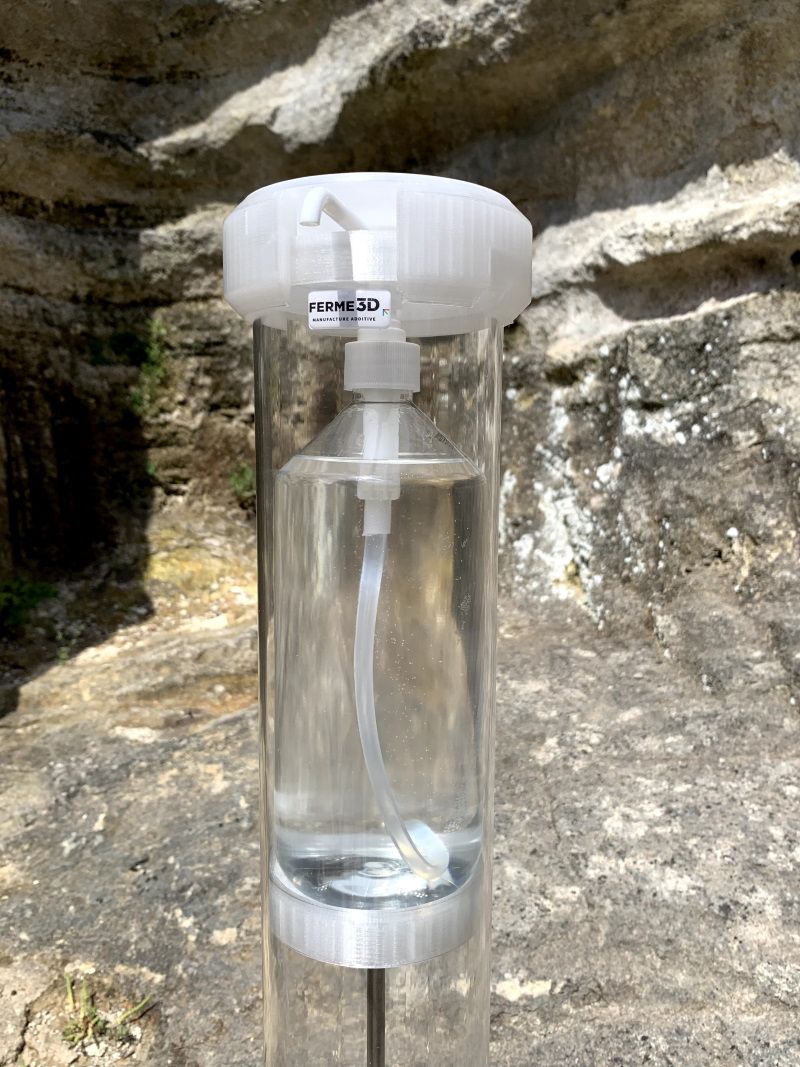 Borne de distribution de gel hydroalcoolique - la ferme 3d - avec le simple appui du pied sur la pédale une dose de gel de 2 ml est distribuée_2