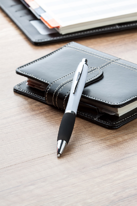 Stylo à bille en plastique - corps blanc, grip coloré, parties chromées brillantes - encre bleue_2