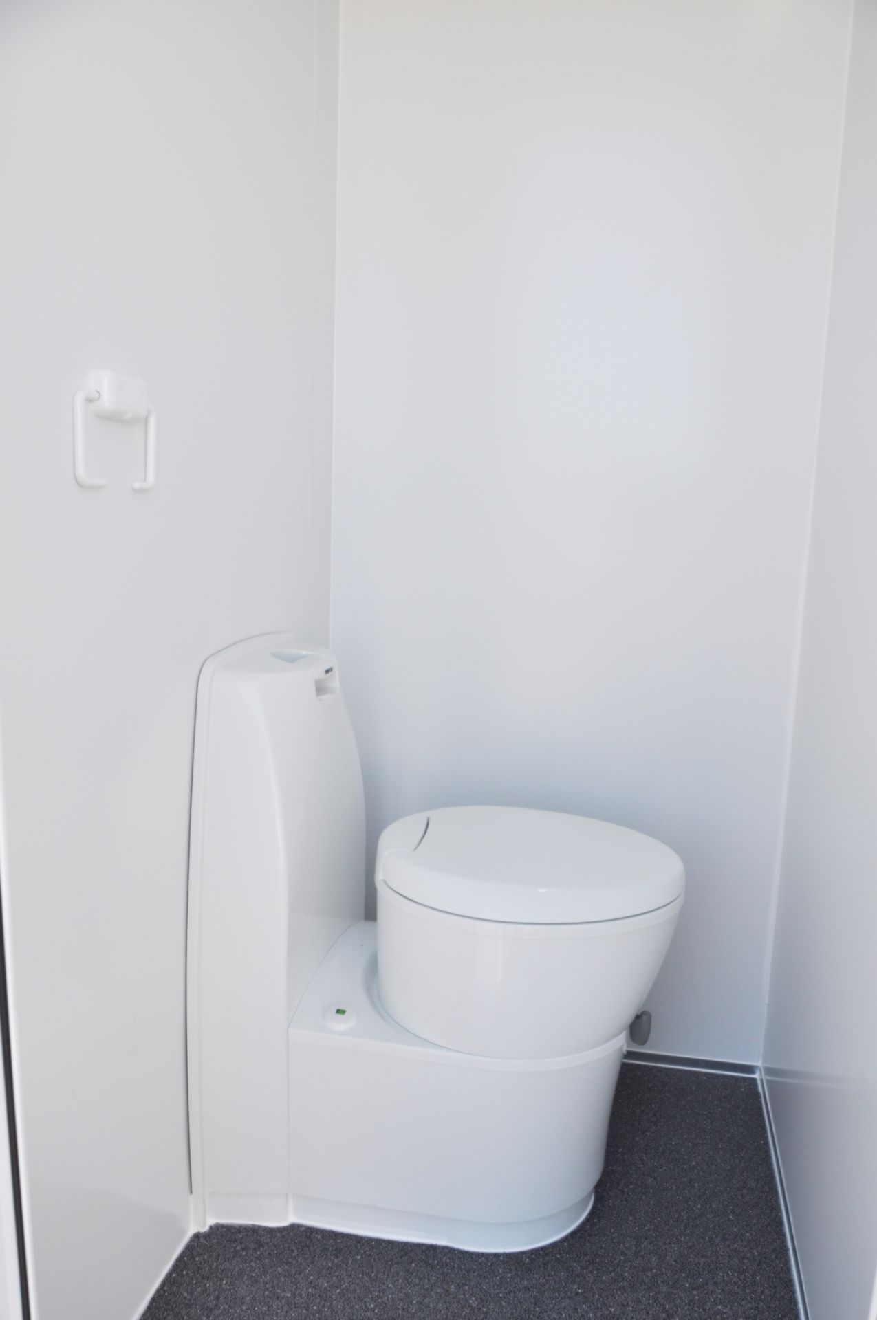 Base vie mobile avec panneaux sandwich prélaqués