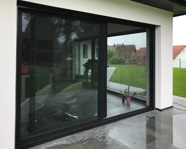 Protection moustiquaire plissée idéale pour les baies vitrées larges