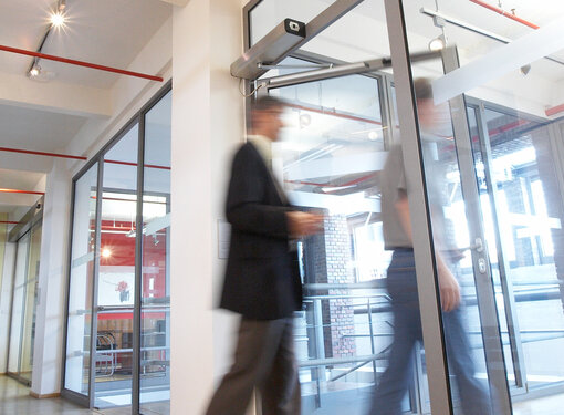 Porte battante DFA 127 - système universel et silencieux - modèles Record disponibles_2