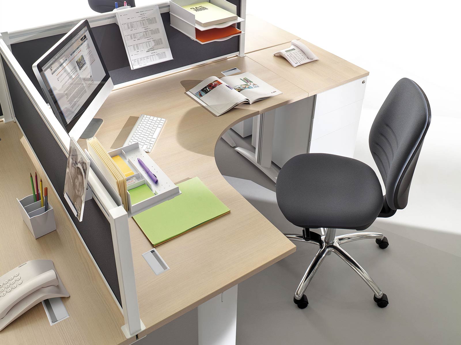 Bureau open space spacieux et robuste pour environnements professionnels_2