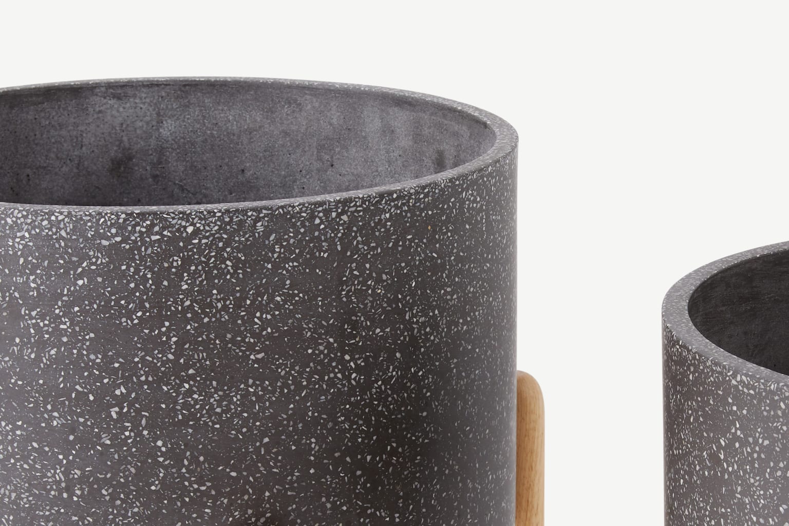 Hakuun - Lot de 2 larges jardinières en terrazzo avec pieds en hévéa - Gris et bois naturel_2