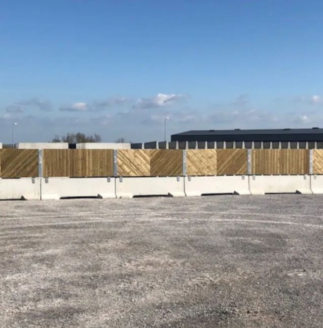 Palissade en bois vertical conçue pour les professionnels du bâtiment, des travaux publics, des collectivités_2
