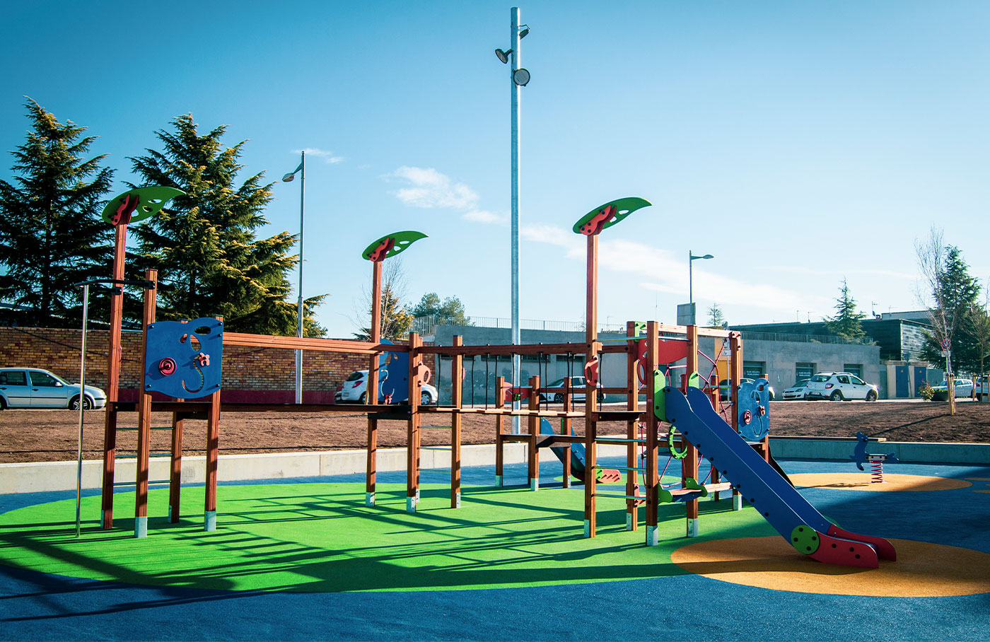 Structure de jeu en bois laminé KLASIK - Définitions stimulantes, panneaux ECOPLAY et filets anti-vandalisme_2