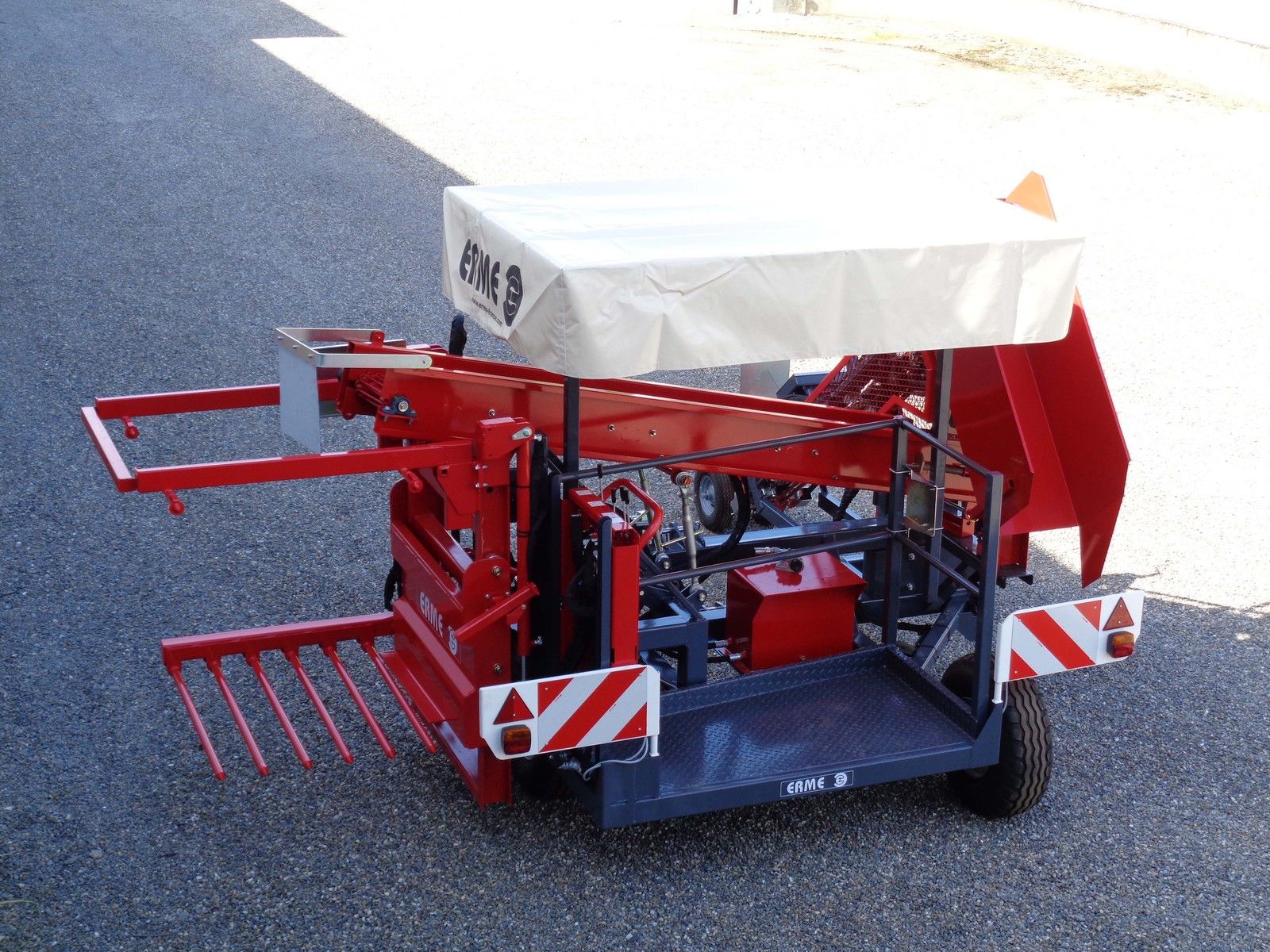 Re1 récolteuse équeuteuse un rang - ERME - vitesse 4 à 6 km/h - capacité 1 ha en 8h - attelage 3 points_2